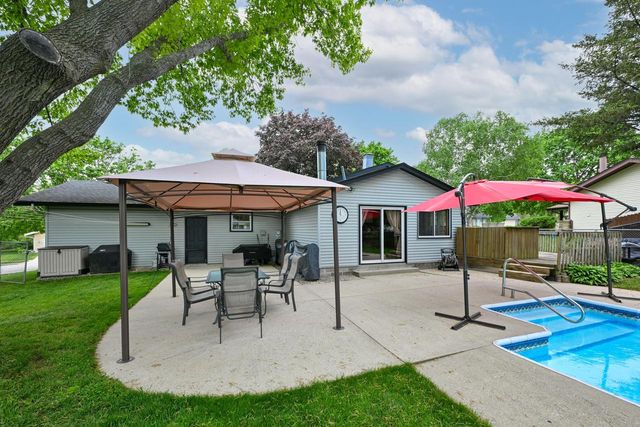 2718 Bristol COURT, Waukesha, WI 53188