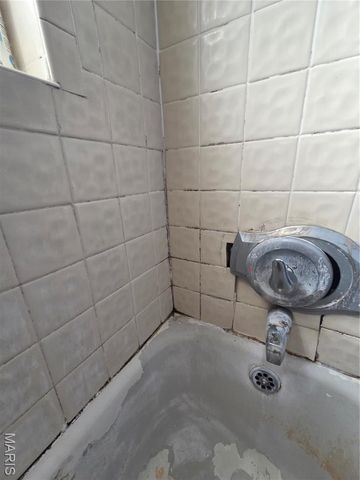 7148 Lillian Avenue, St Louis, MO 63121