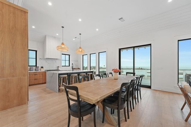 10818 Sweetwater Cove Boulevard, Galveston, TX 77554