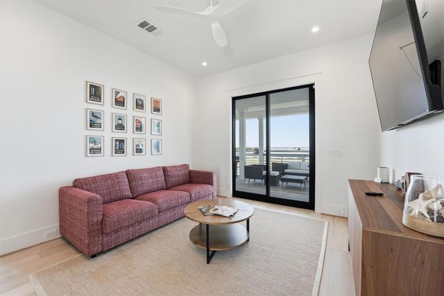 10818 Sweetwater Cove Boulevard, Galveston, TX 77554