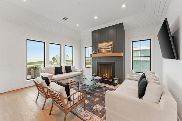 10818 Sweetwater Cove Boulevard, Galveston, TX 77554