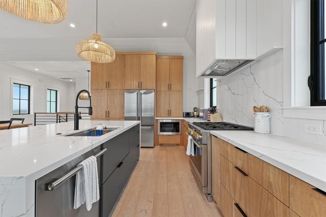 10818 Sweetwater Cove Boulevard, Galveston, TX 77554