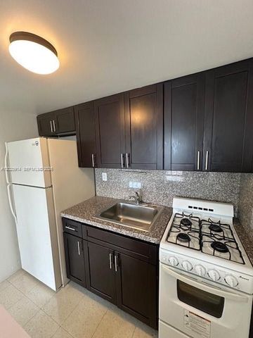 1400 S Douglas Rd 17, Coral Gables, FL 33134