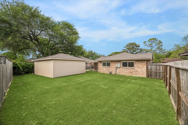12239 Meadowhollow Drive, Meadows Place, TX 77477