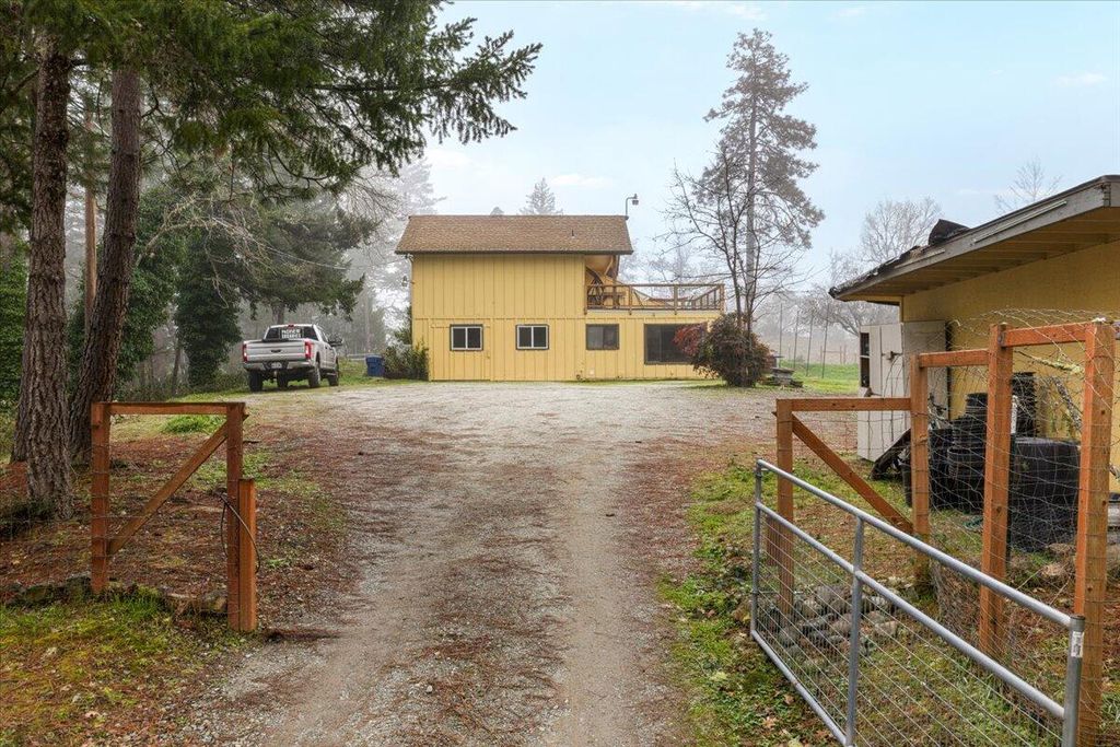 2587 Woodland Park Road, Grants Pass, OR 97527