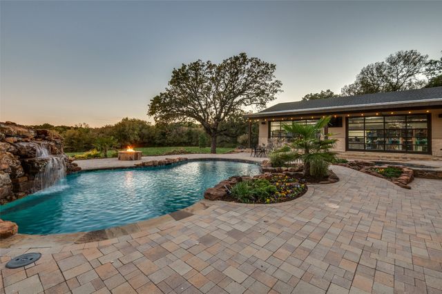 1042 Cardinal Drive, Bartonville, TX 76226