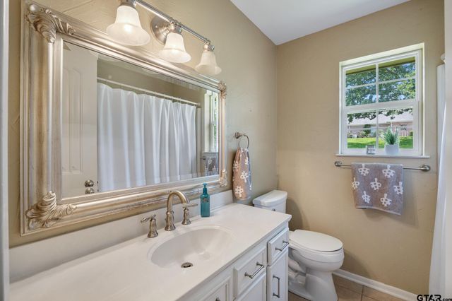 2005 Harvard Dr, Jacksonville, TX 75766