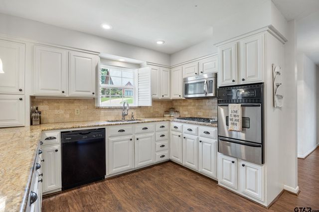 2005 Harvard Dr, Jacksonville, TX 75766