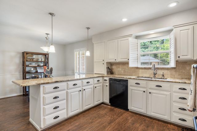 2005 Harvard Dr, Jacksonville, TX 75766