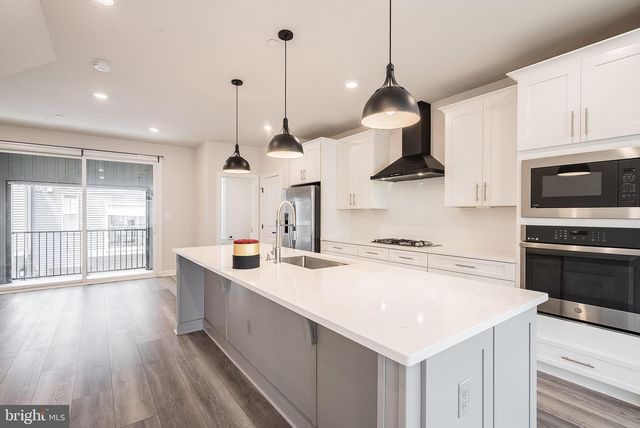 13001 HATTONTOWN SQ, Herndon, VA 20171