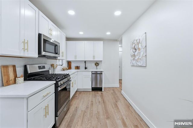 20 Dojean Court, Bergenfield, NJ 07621