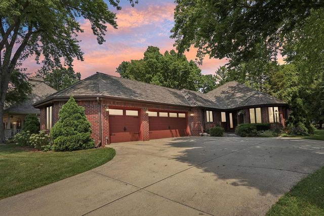 W131N8020 Country Club DRIVE, Menomonee Falls, WI 53051