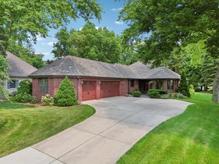 W131N8020 Country Club DRIVE, Menomonee Falls, WI 53051