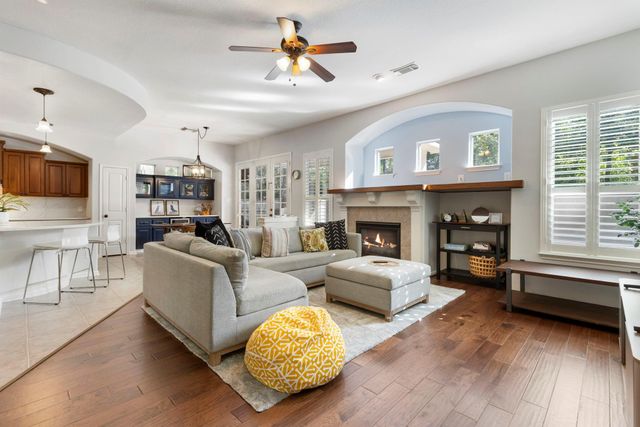 14 Middle Gate Place, The Woodlands, TX 77382