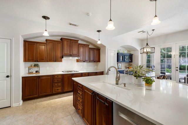 14 Middle Gate Place, The Woodlands, TX 77382