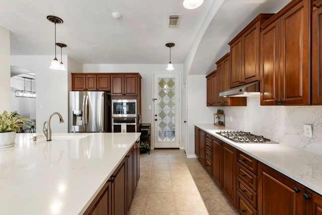 14 Middle Gate Place, The Woodlands, TX 77382