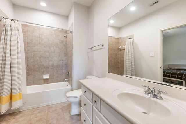 14 Middle Gate Place, The Woodlands, TX 77382