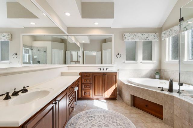 14 Middle Gate Place, The Woodlands, TX 77382
