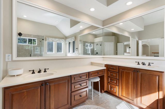 14 Middle Gate Place, The Woodlands, TX 77382