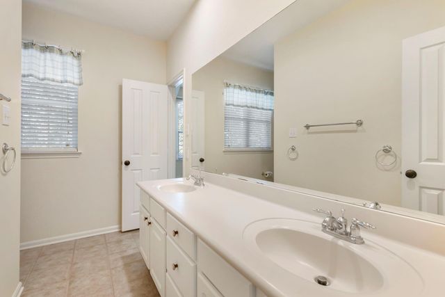 14 Middle Gate Place, The Woodlands, TX 77382