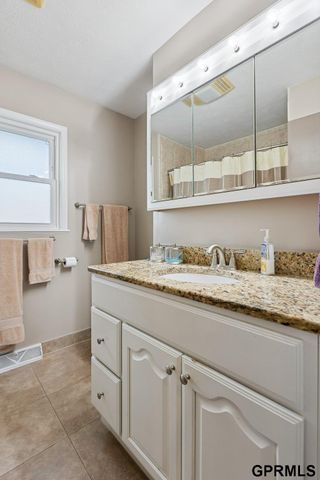 9515 Ames Avenue, Omaha, NE 68134