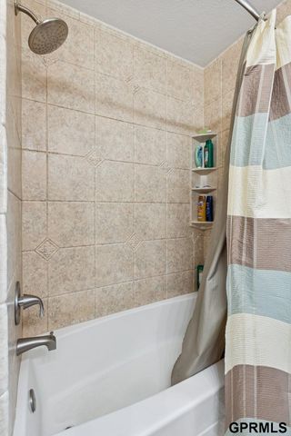 9515 Ames Avenue, Omaha, NE 68134