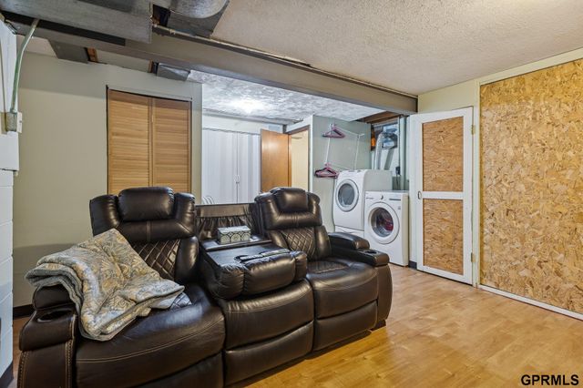 9515 Ames Avenue, Omaha, NE 68134
