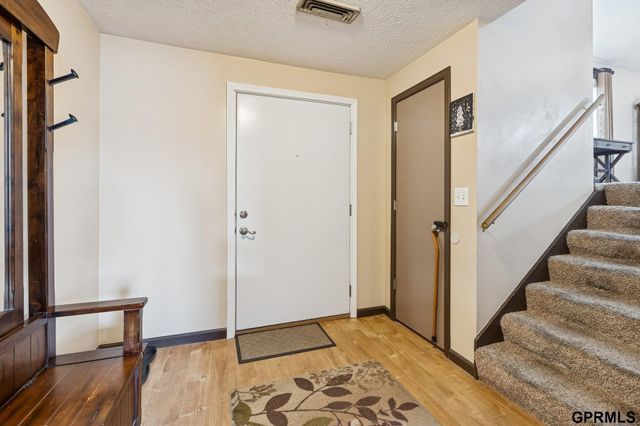9515 Ames Avenue, Omaha, NE 68134