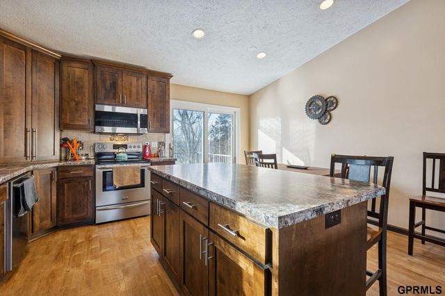 9515 Ames Avenue, Omaha, NE 68134