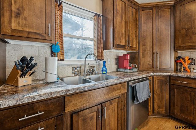 9515 Ames Avenue, Omaha, NE 68134