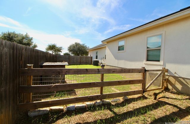 153 medium meadow, Lytle, TX 78052