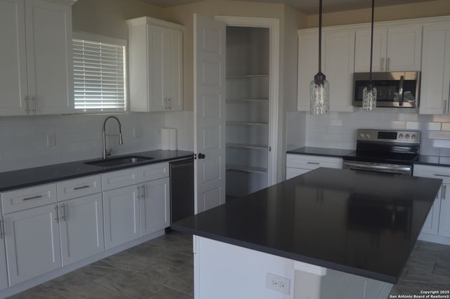 153 medium meadow, Lytle, TX 78052