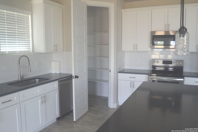 153 medium meadow, Lytle, TX 78052