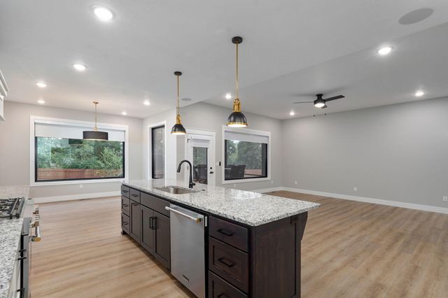 4898 S Sycamore Avenue, Springfield, MO 65810