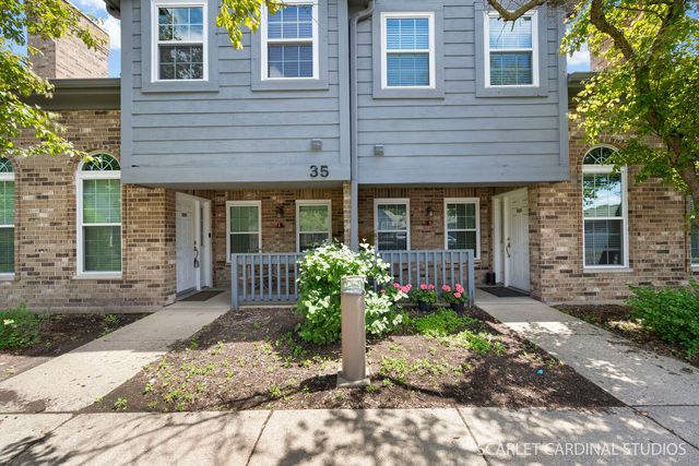 35 Foxcroft Road 123, Naperville, IL 60565