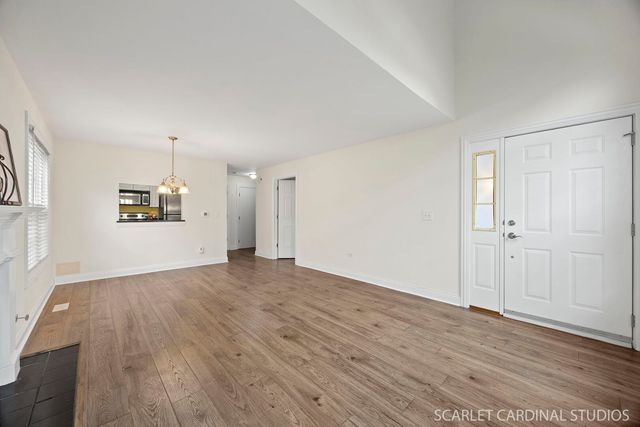 35 Foxcroft Road 123, Naperville, IL 60565