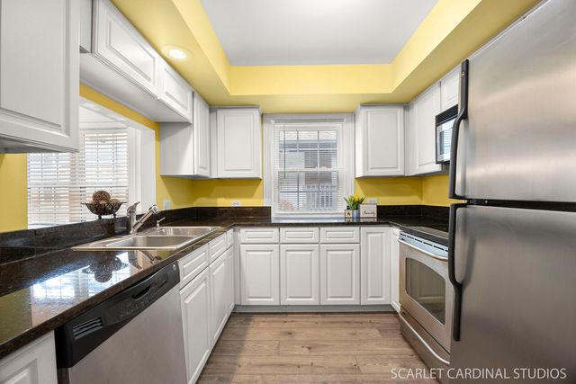 35 Foxcroft Road 123, Naperville, IL 60565