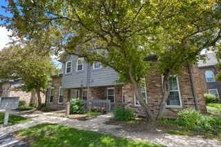 35 Foxcroft Road 123, Naperville, IL 60565