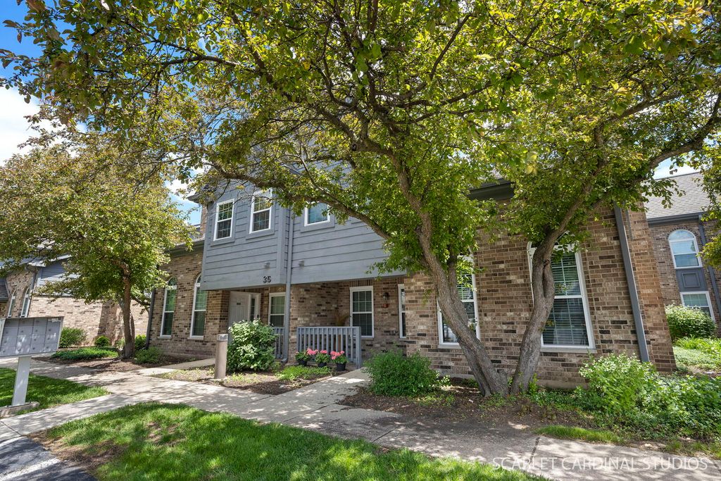 35 Foxcroft Road 123, Naperville, IL 60565