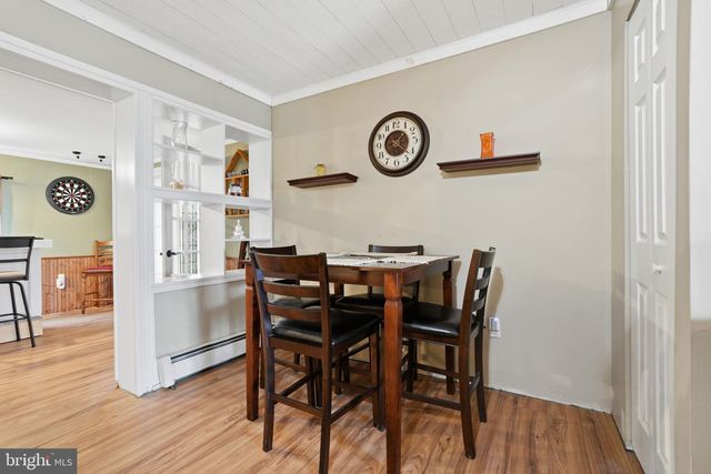 396 PINEWOOD DR, Levittown, PA 19054