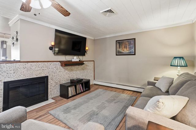 396 PINEWOOD DR, Levittown, PA 19054