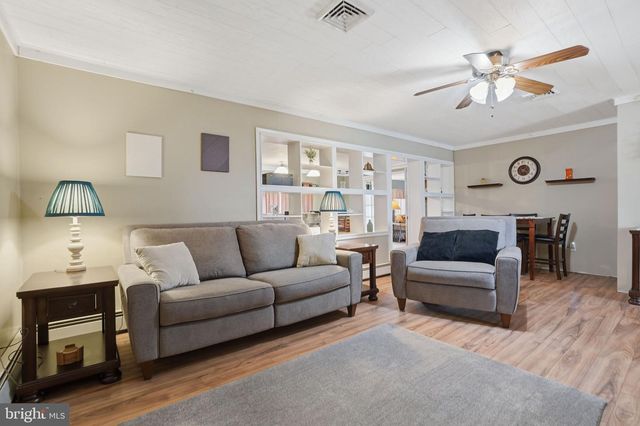 396 PINEWOOD DR, Levittown, PA 19054