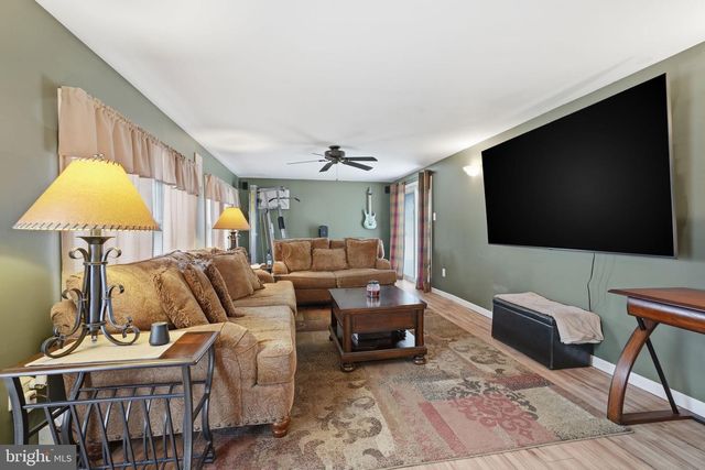 396 PINEWOOD DR, Levittown, PA 19054