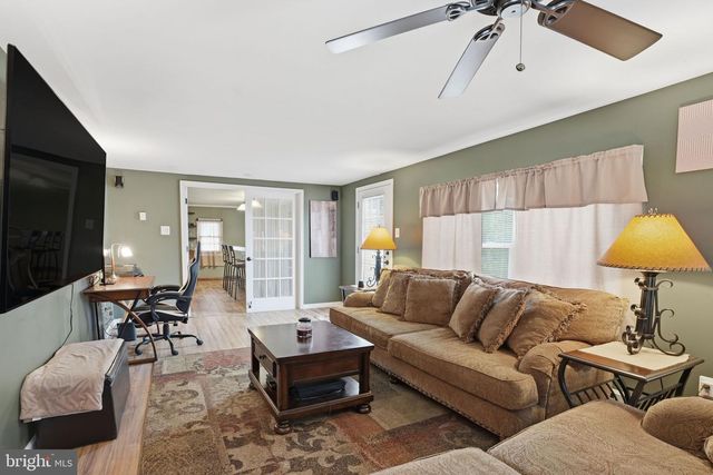 396 PINEWOOD DR, Levittown, PA 19054