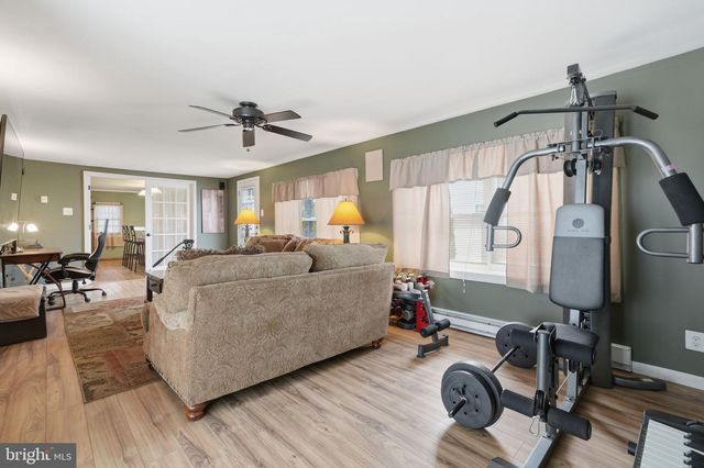 396 PINEWOOD DR, Levittown, PA 19054