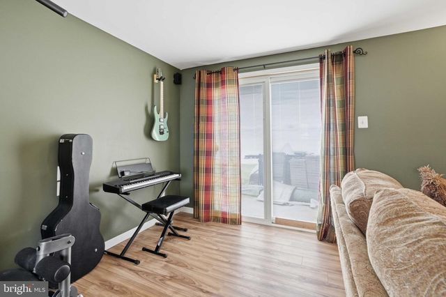 396 PINEWOOD DR, Levittown, PA 19054