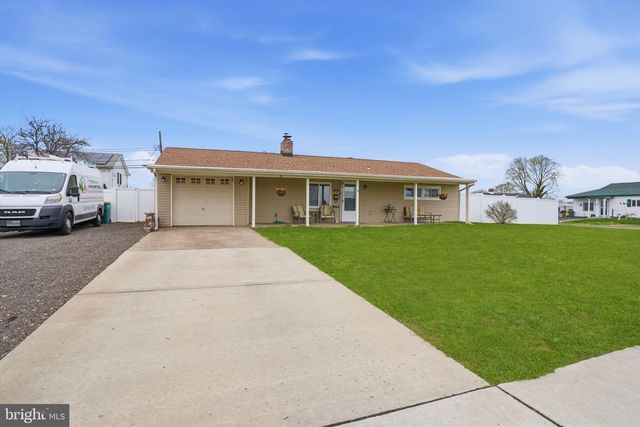 396 PINEWOOD DR, Levittown, PA 19054