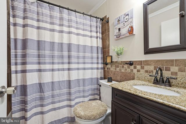 396 PINEWOOD DR, Levittown, PA 19054