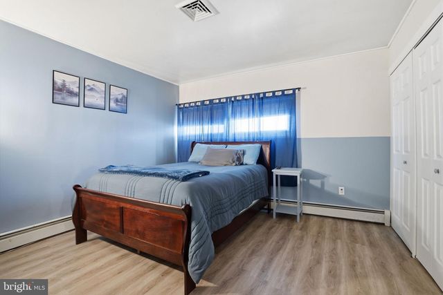 396 PINEWOOD DR, Levittown, PA 19054