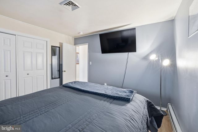 396 PINEWOOD DR, Levittown, PA 19054